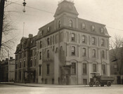 Elliott House Hotel, Shuter Street, circa 1900. Toronto Public Library.